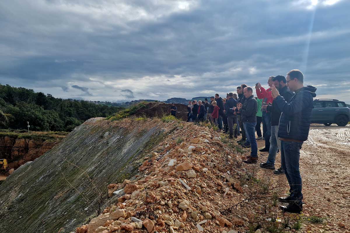 Gruppo di persone impegnate a fotografare un sito estrattivo a cielo aperto
