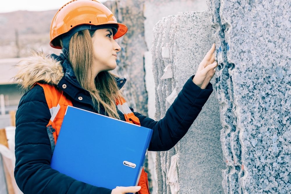 Studentessa che valuta delle lastre di pietra naturale
