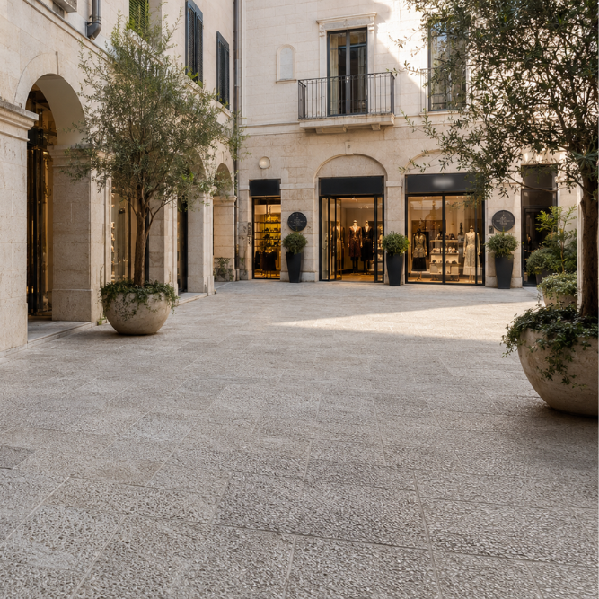 Piazza interna con negozi sul perimetro